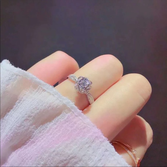 Gorgeous Sterling Silver Flower Ring - Picture 1 of 6